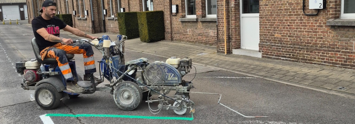 Devagro komt de parking poetsen en herschilderen