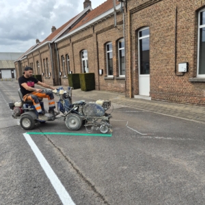 | Takeoff Business Hub | Parking krijgt onderhoud Devagro komt de parking poetsen en herschilderen