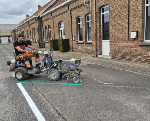 Devagro komt de parking poetsen en herschilderen
